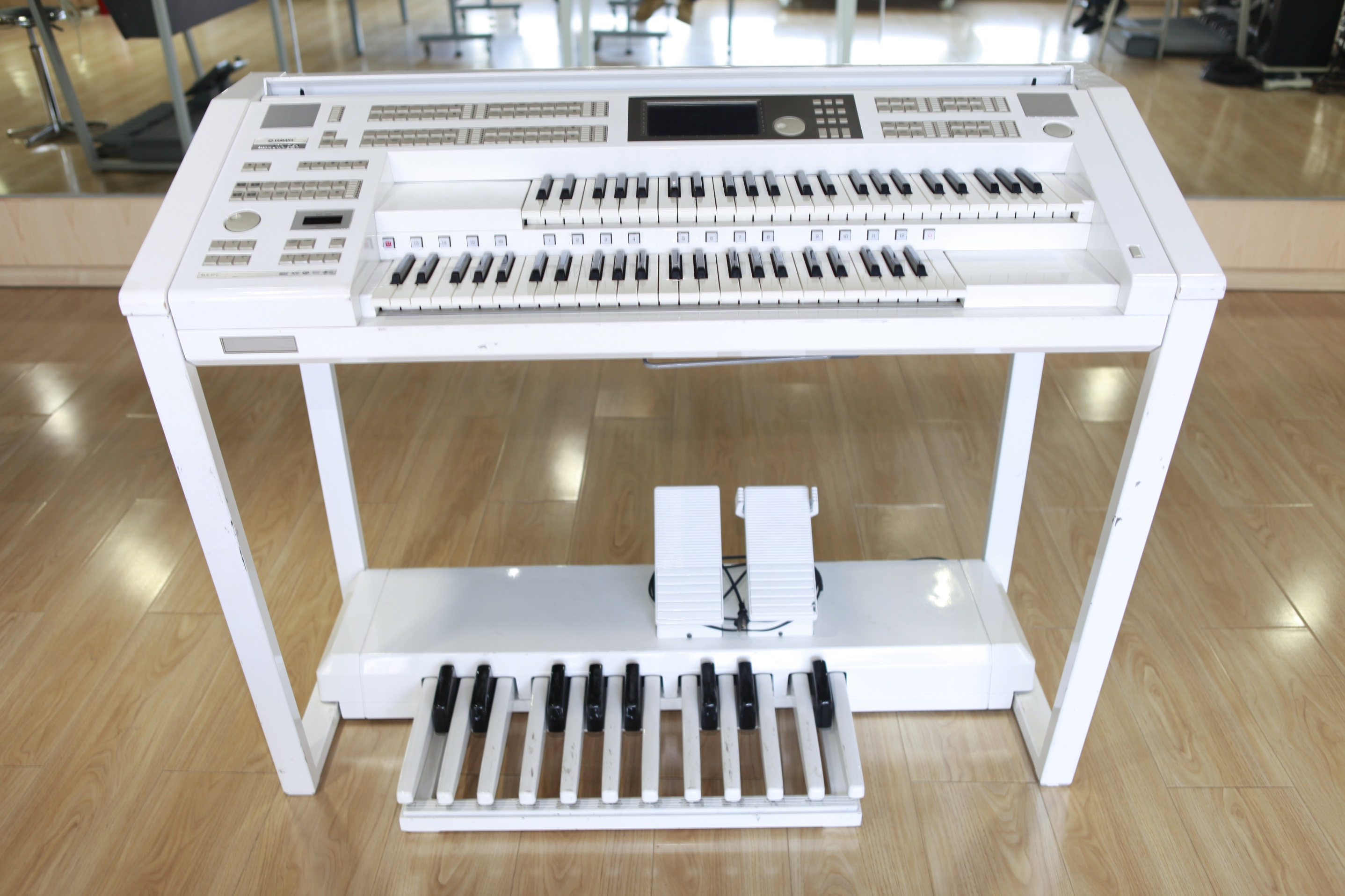 电子管风琴(双排键)的雏形—电传簧风琴 电子管风琴的雏形最初