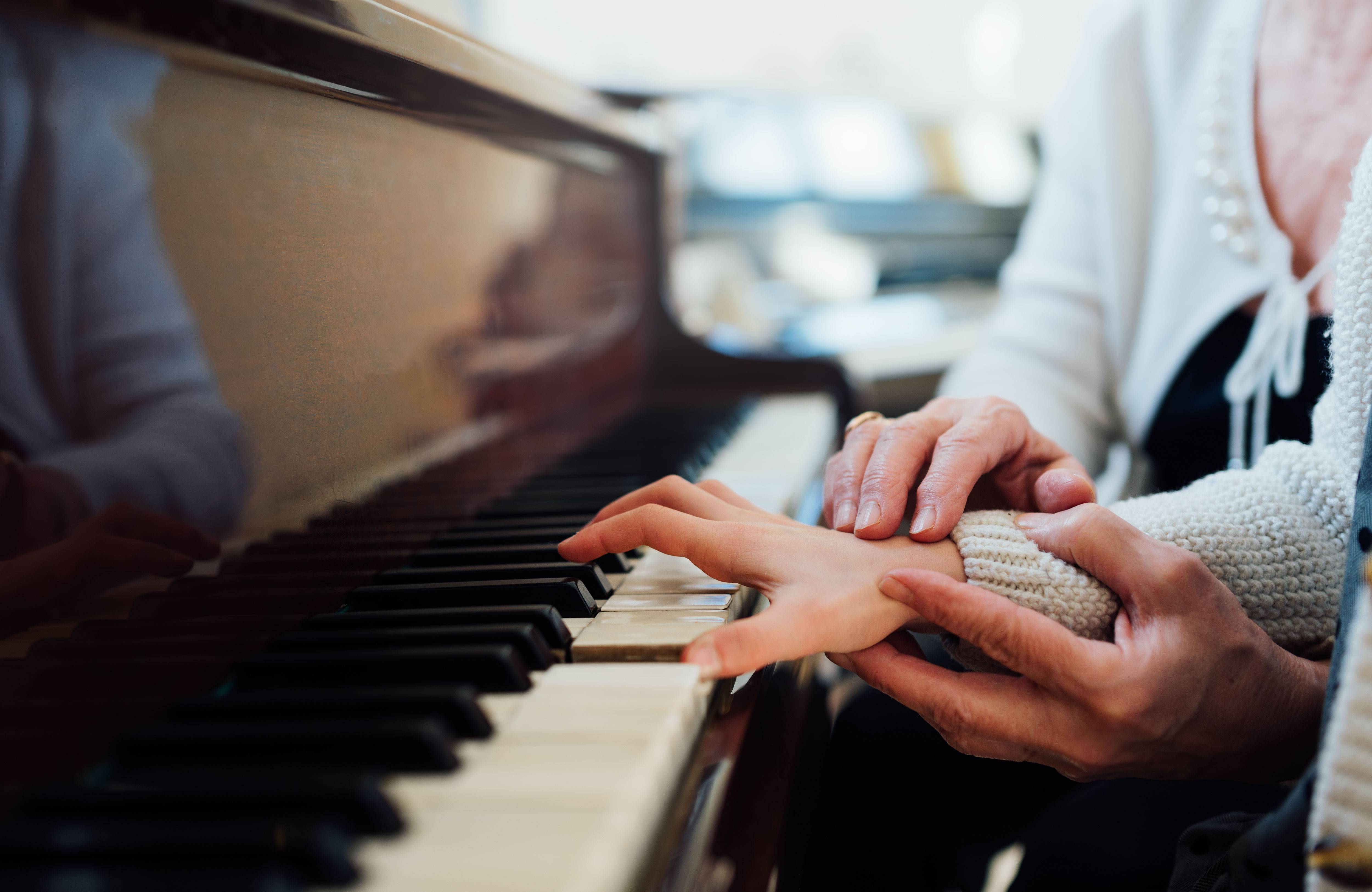孩子弹钢琴折指是什么原因？应该如何解决？