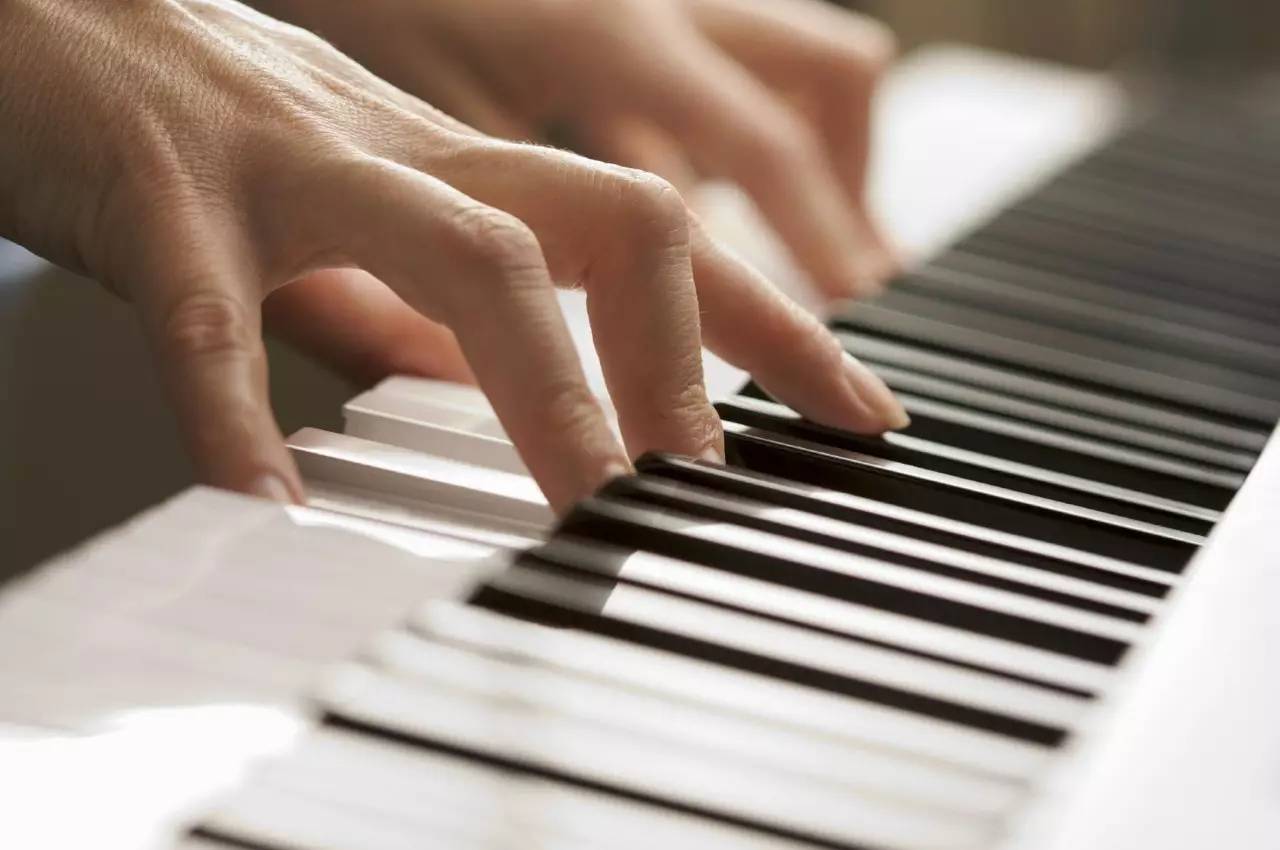 弹琴时无名指与小拇指无法用力，应该如何训练？